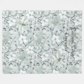 青と白の花柄のトンボ フリースブランケット (正面(横))