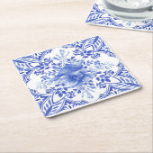 青と白の花模様のタイルに鳥 スクエアペーパーコースター (アングル)