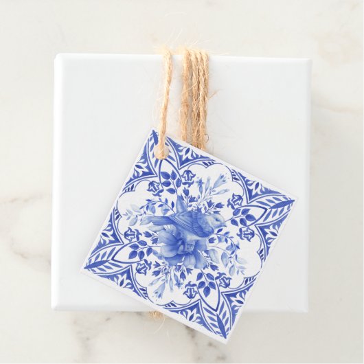 青と白の花模様のタイルに鳥 フェイバータグ (インサイチュ)