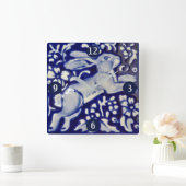 青と白の跳躍うさぎの陶芸タイルアート スクエア壁時計 (ホーム)