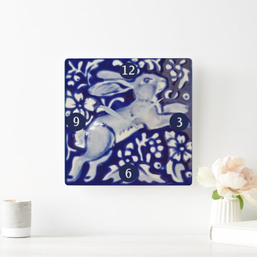 青と白の跳躍うさぎの陶芸タイルアート スクエア壁時計 (ホーム)