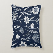 青と白の野生の花 – ブロックプリント-スタイル アクセントクッション (正面(垂直))