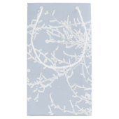 青と白の雪の枝の休日 スモールペーパーバッグ (裏面)