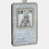 青と白の雪の枝の写真 シルバープレートフレームオーナメント (右)