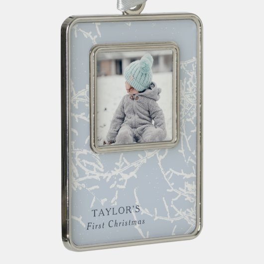 青と白の雪の枝の写真 シルバープレートフレームオーナメント (右)