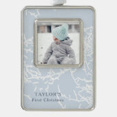 青と白の雪の枝の写真 シルバープレートフレームオーナメント (正面)