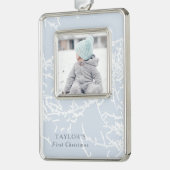 青と白の雪の枝の写真 シルバープレートフレームオーナメント (左)