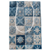 青と白の雪の結晶のキルト ミディアムペーパーバッグ (正面)
