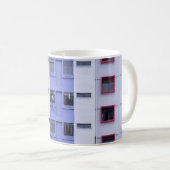 青と白の高層建物 コーヒーマグカップ (正面右)
