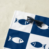 青と白の魚のコラージュ ビーチタオル (インサイチュ)