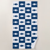 青と白の魚のコラージュ ビーチタオル (正面)