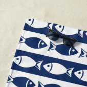 青と白の魚のストライプ ビーチタオル (インサイチュ)