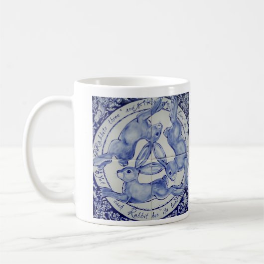 青と白の3つのウサギのウサギのメダリオンシンボル コーヒーマグカップ (左)