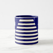 青と白のShip & Monogram ストライプの ツートーンマグカップ (中央)