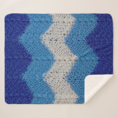 青と白ストライプのの姿付き編地 シェルパブランケット (正面(横))