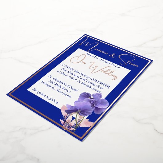 青と白王室のの紫色の結婚花 箔招待状 (回転した状態)