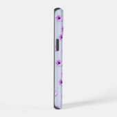 青と紫のデイジー柄 iPhone 15ケース (右側面)