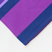 青と紫の水平のストライプ フリースブランケット (角)