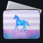 青と紫の水色の野生の馬 ラップトップスリーブ<br><div class="desc">青パーソナライズされた色と紫かわいらし色の水色の馬のラップトップスリーブ。自由走で荒々しい水平の紫色の背景に設ストライプの定する。ブルーとピンクの水縁ど色が底に重ね合わせている。</div>