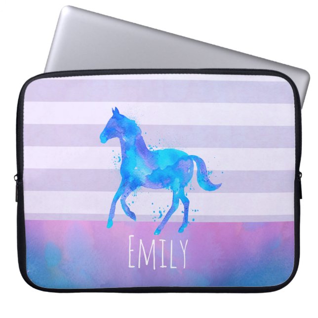 青と紫の水色の野生の馬 ラップトップスリーブ (正面)