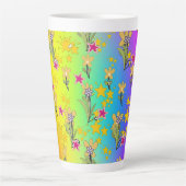 青と紫の花のブーケの円形デザイン カフェラテマグ (正面)