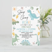 青と緑のスタンプ・チョンプ・ツインズ恐竜1歳誕生日 招待状 (スタンド正面)
