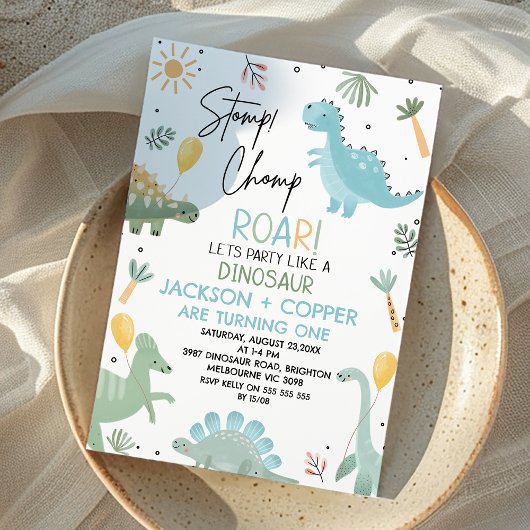 青と緑のスタンプ・チョンプ・ツインズ恐竜1歳誕生日 招待状