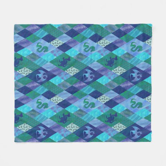 青と緑のテープの水色パッチワーク・ドラゴン フリースブランケット (正面(横))