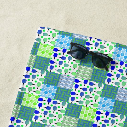 青と緑のピックボールコート、パドル、ボール ビーチタオル (インサイチュ)