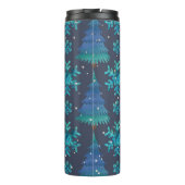 青と緑の冬の木と冬の雪 タンブラー (裏面)