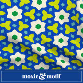 青と緑の幾何学的な花模様の背景に白い花 クッション