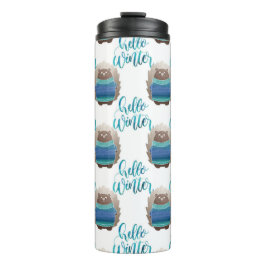 青と緑の服を着た冬のリス タンブラー