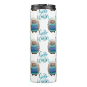 青と緑の服を着た冬のリス タンブラー (裏面)