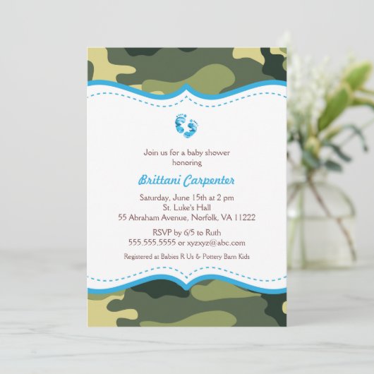 青と緑の迷彩柄ベビーシャワー招待状と足 招待状 (スタンド正面)