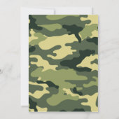青と緑の迷彩柄ベビーシャワー招待状と足 招待状 (裏面)