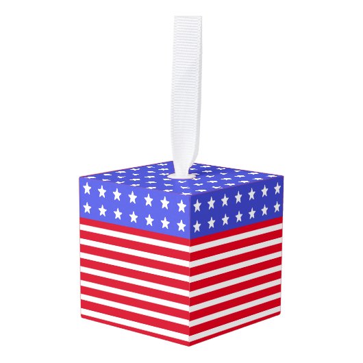 青と赤と白のクリスマススターストライプの キューブオーナメント (正面アングル)