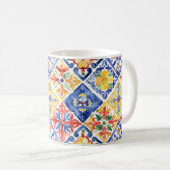青と赤と黄色の花柄の抽象的なシンコデマヨ コーヒーマグカップ (正面右)