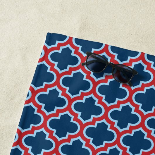 青と赤のモロッコのトレリス、ラティス、クローバー ビーチタオル (インサイチュ)