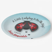 青と赤の空の小さなラディバグが途中にある ペーパープレート (アングル)