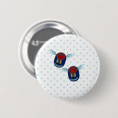 青と赤飛んでいるのかわいい翼の小さなベビー靴 缶バッジ (正面&裏面)