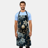 青と金ゴールドクリスマスオーナメントポインセティアス エプロン (着用した状態)