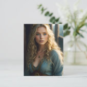 青と金ゴールドドレスの美しいブロンドのカール女性 ポストカード (スタンド正面)