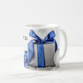 青と銀のクリスマスプレゼント コーヒーマグカップ (正面右)