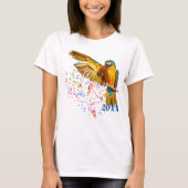 青と黄色のコンゴウインコが紙吹雪を撒く Tシャツ (正面)