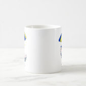 青と黄色のハンモックにいるかわいい子猫 コーヒーマグカップ (中央)