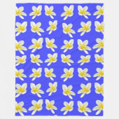 青と黄色のフランジパニ柄 フリースブランケット (正面)