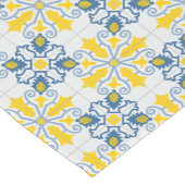 青と黄色のポルかわいらしガルのタイル模様 ショートテーブルランナー (コーナー)