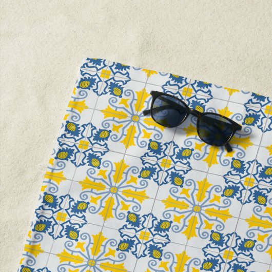 青と黄色のポルかわいらしガルのタイル模様 ビーチタオル (インサイチュ)