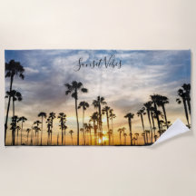 青と黄色の曇りヤシの木の夕日