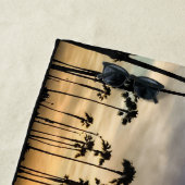 青と黄色の曇りヤシの木の夕日 ビーチタオル (インサイチュ)